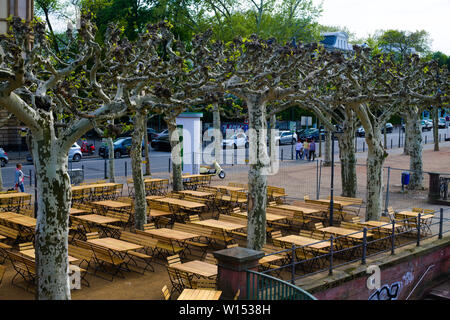 Bewachsene Platanen und Picknicktische am Hauptwache Plaza in Frankfurt am Main Stockfoto