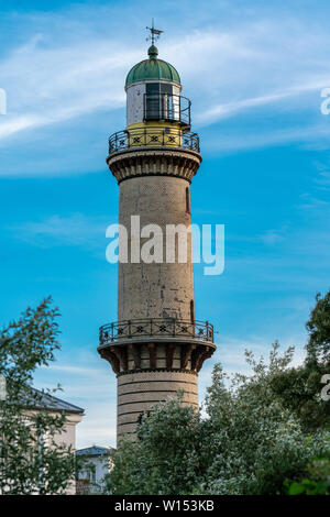 Der alte Leuchtturm in Warnemünde/Rostock an der Ostseeküste in der Abendsonne Stockfoto