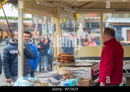 Touristen und Einheimische sammeln sich um die Prague Old Square die Stände von den Ostermarkt zu besuchen Stockfoto