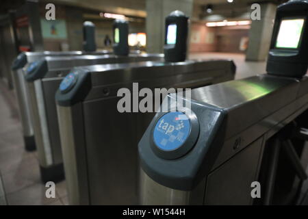 Die tap-fare Gates an der Union Station der U-Bahn Station in Los Angeles Stockfoto