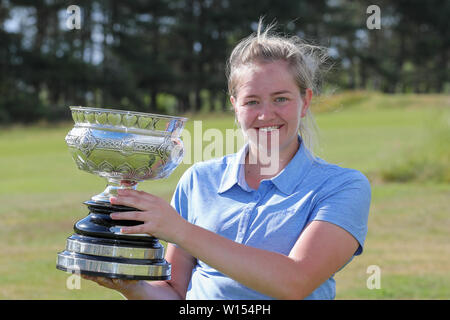 Troon, Schottland, Großbritannien. 30. Juni 2019. Die letzte Runde der Bewunderer des Schottischen Frauen Meisterschaft Clark Rosebowl die Meisterschaft Cup wurde gewonnen von KIMBERLEY BEVERIDGE von Aboyne Golf Club und das silberne Platte von MEGAN ROBB von Banchory Golf Club. Bild von Kimberley Beveridge mit den Challenge Cup ytrophy Credit: Findlay/Alamy Leben Nachrichten gewonnen wurde, Stockfoto