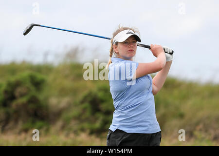 Troon, Schottland, Großbritannien. 30. Juni 2019. Die letzte Runde der Bewunderer des Schottischen Frauen Meisterschaft Clark Rosebowl die Meisterschaft Cup wurde gewonnen von KIMBERLEY BEVERIDGE von Aboyne Golf Club und das silberne Platte von MEGAN ROBB von Banchory Golf Club gewonnen wurde. Bild von Kimberley Beveridge spielen auf dem 17 grün Credit: Findlay/Alamy leben Nachrichten Stockfoto