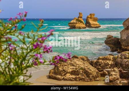 Die schönste Küste von Apulien: Torre Dell'Orso, ITALIEN (Lecce). Typische Marine der adriatischen Küste des Salento: Blick auf die beiden faraglions. Stockfoto