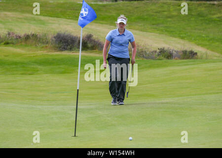 Troon, Schottland, Großbritannien. 30. Juni 2019. Die letzte Runde der Bewunderer des Schottischen Frauen Meisterschaft Clark Rosebowl die Meisterschaft Cup wurde gewonnen von KIMBERLEY BEVERIDGE von Aboyne Golf Club und das silberne Platte von MEGAN ROBB von Banchory Golf Club gewonnen wurde. Bild von Kimberley Beveridge nähert sich der 12 grünen Credit: Findlay/Alamy leben Nachrichten Stockfoto
