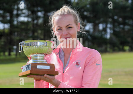 Troon, Schottland, Großbritannien. 30. Juni 2019. Die letzte Runde der Bewunderer des Schottischen Frauen Meisterschaft Clark Rosebowl die Meisterschaft Cup wurde gewonnen von KIMBERLEY BEVERIDGE von Aboyne Golf Club und das silberne Platte von MEGAN ROBB von Banchory Golf Club. Bild von MEGAN ROBB mit der Trophäe Kredit gewonnen wurde: Findlay/Alamy leben Nachrichten Stockfoto