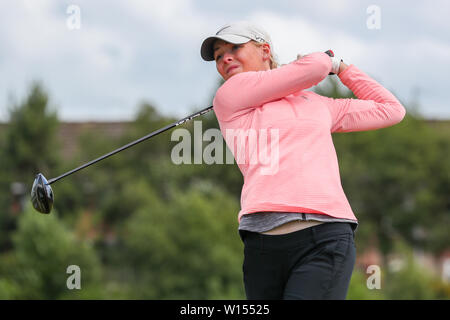 Troon, Schottland, Großbritannien. 30. Juni 2019. Die letzte Runde der Bewunderer des Schottischen Frauen Meisterschaft Clark Rosebowl die Meisterschaft Cup wurde gewonnen von KIMBERLEY BEVERIDGE von Aboyne Golf Club und das silberne Platte von MEGAN ROBB von Banchory Golf Club gewonnen wurde. Bild von MEGAN ROBB auf der 15 t-stück Credit: Findlay/Alamy leben Nachrichten Stockfoto