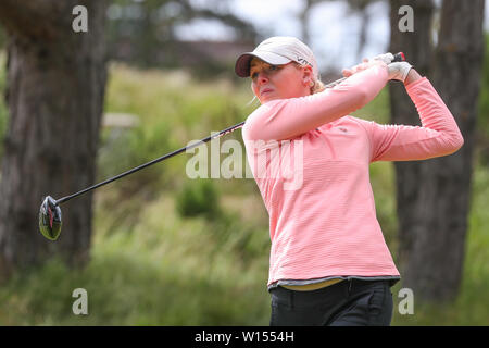 Troon, Schottland, Großbritannien. 30. Juni 2019. Die letzte Runde der Bewunderer des Schottischen Frauen Meisterschaft Clark Rosebowl die Meisterschaft Cup wurde gewonnen von KIMBERLEY BEVERIDGE von Aboyne Golf Club und das silberne Platte von MEGAN ROBB von Banchory Golf Club gewonnen wurde. Bild von Megan Robb auf der 18-t-stück. Credit: Findlay/Alamy leben Nachrichten Stockfoto