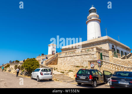 MALLORCA, SPANIEN - 6. Mai 2019: Leuchtturm am Cap de Formentor an der Küste im Norden Mallorca, Balearen, Spanien. Stockfoto
