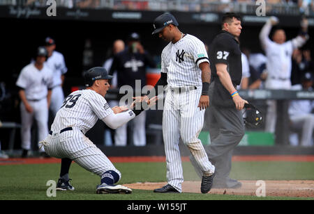 New York Yankees Aaron Hicks (rechts) feiert ein Lauf mit Teamkollege Aaron Richter während der MLB London Reihe passen an der London Stadion. Stockfoto