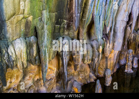 Stalagmit Steine hängen an der Decke einer Höhle tropfen, schönen unterirdischen Landschaft Stockfoto