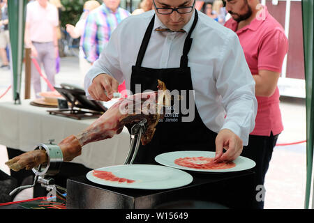 Szene aus dem nationalen Jamon Serrano Carving und schneiden Wettbewerb in Granada, Spanien am 16. Juni 2019; traditionelle Tapas, spanische Lebensmittel. Stockfoto