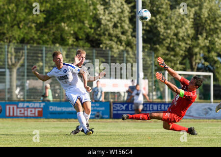 Marvin Pourie (KSC) in Duellen mit Torwart Lukas Grothmann (SC Durbachtal). GES/Fußball/Testspiel: SC Durbachtal - Karlsruher SC, 30.06.2019 Fußball: Testspiel: SC Durbachtal - Karlsruher SC, Rauental, 30. Juni 2019 Stockfoto