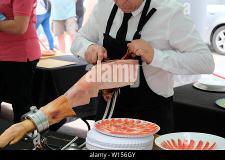 Szene aus dem nationalen Jamon Serrano Carving und schneiden Wettbewerb in Granada, Spanien am 16. Juni 2019; traditionelle Tapas, spanische Lebensmittel. Stockfoto