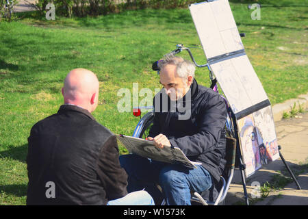 Russland, St. Petersburg, 09. Mai 2015. Street artist skizzieren Porträts. Öffentliche Maler Vertrieb seine Bilder auf den Straßen. Street Art. Stockfoto