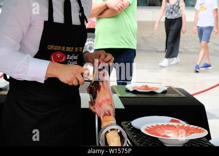 Szene aus dem nationalen Jamon Serrano Carving und schneiden Wettbewerb in Granada, Spanien am 16. Juni 2019; traditionelle Tapas, spanische Lebensmittel. Stockfoto