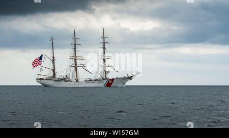 10.05.2019, der "Eagle" ist die Sail Training Schiff der United States Coast Guard mit einer großen US-Flagge auf dem Kiel Forde. Original Segelschulschiff der deutschen Marine mit dem Namen 'Horst Wesel', es nach dem Ende des Krieges im Jahre 1946 wurde als Wiedergutmachung in den USA. Traditionell sind alle Schiffe der Küstenwache als Fräser bezeichnet. Deshalb Prafix USCGC = United States Coast Guard Cutter. Vom 10. bis 14. Mai, besuchte sie die Marinebasis in Kiel. Wie die Deutsche segeln Schulschiff "Gorch Fock", ist sie eine der sechs Schiffe der Klasse der 'Gorch Fock'. | Verwendung weltweit Stockfoto