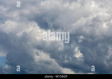 Grau Incoming Storm clouds dark closeup Kulisse, auf Teleobjektiv erfasst Stockfoto