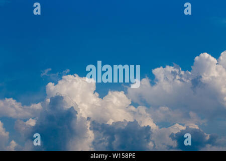 Regelmäßige Sommer am Nachmittag Wolken am blauen Himmel bei Tageslicht in Kontinentaleuropa. In der Nähe Schuß Witz Teleobjektiv Stockfoto