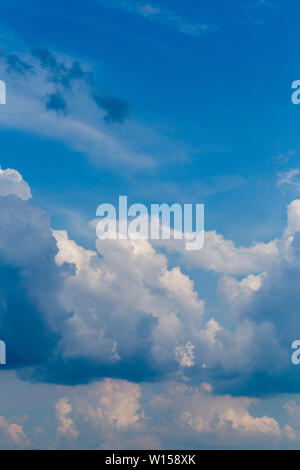 Regelmäßige Sommer am Nachmittag Wolken am blauen Himmel bei Tageslicht in Kontinentaleuropa. In der Nähe Schuß Witz Teleobjektiv Stockfoto