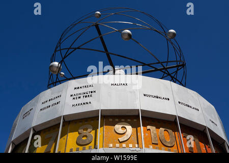 Weltzeituhr (German: Weltzeituhr), auch bekannt als die Urania Weltzeituhr (Deutsch: urania-weltzeituhr) Stockfoto