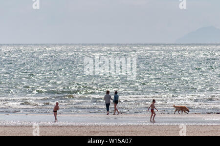 Troon, Schottland, Großbritannien. 30. Juni, 2019. UK Wetter. Zu Fuß am Strand von South Beach an einem hellen, sonnigen Nachmittag. Credit: Skully/Alamy leben Nachrichten Stockfoto