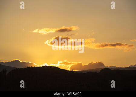 Wolken bei Sonnenuntergang über Loughrigg, Ambleside, Lake District, England. Stockfoto