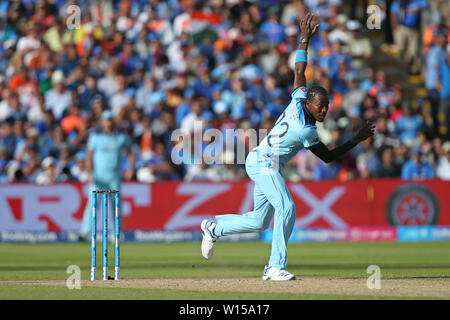 Edgbaston, Birmingham, Großbritannien. 30. Juni, 2019. ICC World Cup Cricket, zwischen England und Indien; Jofra Archer Schalen zu MS Dhoni Credit: Aktion plus Sport/Alamy leben Nachrichten Stockfoto