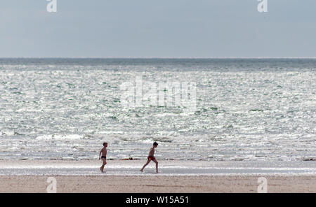 Troon, Schottland, Großbritannien. 30. Juni, 2019. UK Wetter. Zu Fuß am Strand von South Beach an einem hellen, sonnigen Nachmittag. Credit: Skully/Alamy leben Nachrichten Stockfoto