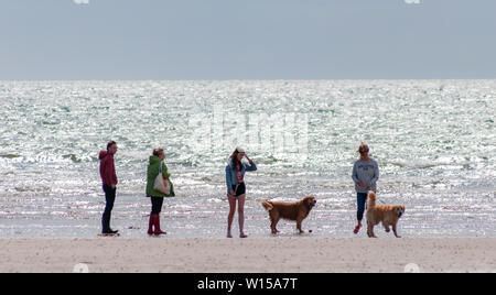 Troon, Schottland, Großbritannien. 30. Juni, 2019. UK Wetter. Zu Fuß am Strand von South Beach an einem hellen, sonnigen Nachmittag. Credit: Skully/Alamy leben Nachrichten Stockfoto