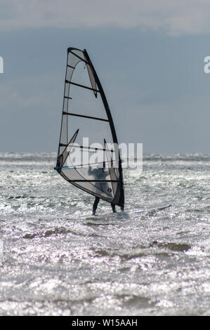 Troon, Schottland, Großbritannien. 30. Juni, 2019. UK Wetter. Windsurfer am South Beach an einem hellen, sonnigen Nachmittag. Credit: Skully/Alamy leben Nachrichten Stockfoto