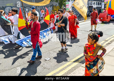 London, Großbritannien. 30. Juni 2019. Menschen, die sich an der Boishakhi Mela Festival in Bethnal Green in East London - Der größte Bengali Festival außerhalb Asiens, feiern die bengalischen Neujahr - Credit: Olivier Guiberteau/Alamy leben Nachrichten Stockfoto