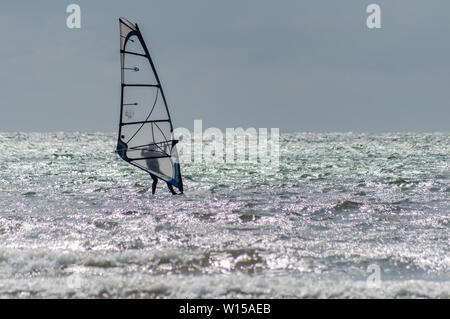 Troon, Schottland, Großbritannien. 30. Juni, 2019. UK Wetter. Windsurfer am South Beach an einem hellen, sonnigen Nachmittag. Credit: Skully/Alamy leben Nachrichten Stockfoto