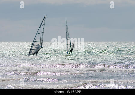 Troon, Schottland, Großbritannien. 30. Juni, 2019. UK Wetter. Windsurfer am South Beach an einem hellen, sonnigen Nachmittag. Credit: Skully/Alamy leben Nachrichten Stockfoto