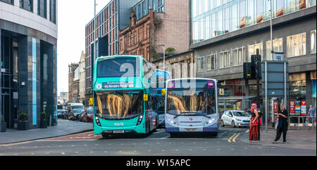 Verkehr angehalten an der Ampel an der Kreuzung zwischen Argyle Street und Hope Street/Oswald Straße im Zentrum von Glasgow, Schottland Stockfoto