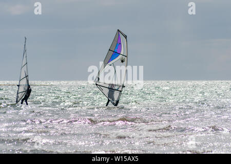 Troon, Schottland, Großbritannien. 30. Juni, 2019. UK Wetter. Windsurfer am South Beach an einem hellen, sonnigen Nachmittag. Credit: Skully/Alamy leben Nachrichten Stockfoto