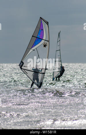 Troon, Schottland, Großbritannien. 30. Juni, 2019. UK Wetter. Windsurfer am South Beach an einem hellen, sonnigen Nachmittag. Credit: Skully/Alamy leben Nachrichten Stockfoto