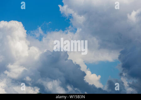 Regelmäßige Frühling Wolken am blauen Himmel bei Tageslicht in Kontinentaleuropa. In der Nähe Schuß Witz Teleobjektiv Stockfoto