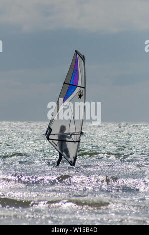 Troon, Schottland, Großbritannien. 30. Juni, 2019. UK Wetter. Windsurfer am South Beach an einem hellen, sonnigen Nachmittag. Credit: Skully/Alamy leben Nachrichten Stockfoto