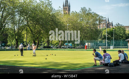 Die kelvingrove Bowling Center, Glasgow Rat ausführen, im West End von Glasgow, Schottland übersehen durch die Gilbert Scott Gebäude der Universität Glasgow Stockfoto