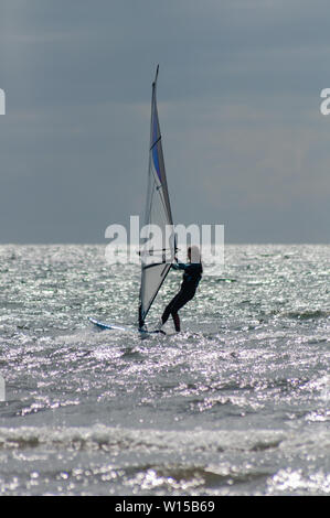 Troon, Schottland, Großbritannien. 30. Juni, 2019. UK Wetter. Windsurfer am South Beach an einem hellen, sonnigen Nachmittag. Credit: Skully/Alamy leben Nachrichten Stockfoto
