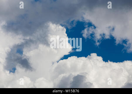 Regelmäßige Frühling Wolken am blauen Himmel bei Tageslicht in Kontinentaleuropa. In der Nähe Schuß Witz Teleobjektiv Stockfoto