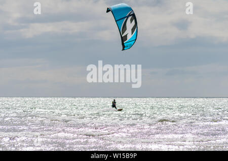 Troon, Schottland, Großbritannien. 30. Juni, 2019. UK Wetter. Kitesurfer am South Beach an einem hellen, sonnigen Nachmittag. Credit: Skully/Alamy leben Nachrichten Stockfoto