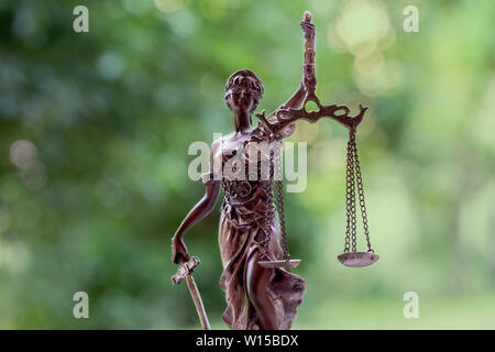 Die Statue von Gerechtigkeit - dame Justiz oder Iustitia/Justitia die römische Göttin der Gerechtigkeit Stockfoto