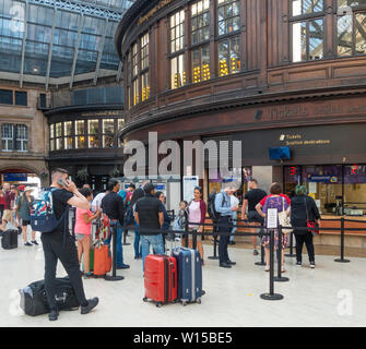 Passagiere Queuing in und um das Ticket Verkauf Büro in Glasgow Central Station, Schottland Stockfoto