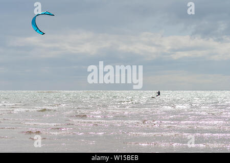 Troon, Schottland, Großbritannien. 30. Juni, 2019. UK Wetter. Kitesurfer am South Beach an einem hellen, sonnigen Nachmittag. Credit: Skully/Alamy leben Nachrichten Stockfoto