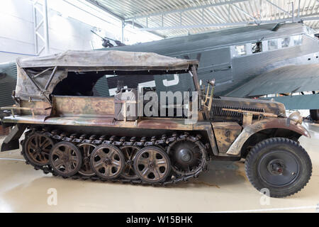 Eine Hälfte - Titel military Fahrzeug von der Deutschen Wehrmacht Heer, Luftwaffe und Waffen-SS während des Zweiten Weltkriegs in der Museum Anzeige an Gardemoen. Stockfoto