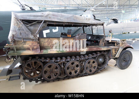 Eine Hälfte - Titel military Fahrzeug von der Deutschen Wehrmacht Heer, Luftwaffe und Waffen-SS während des Zweiten Weltkriegs in der Museum Anzeige an Gardemoen. Stockfoto