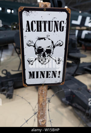 Deutsche WWII Warnschild an landminen an der norwegischen Streitkräfte Aircraft Collection in Gardemoen, Norwegen. Stockfoto