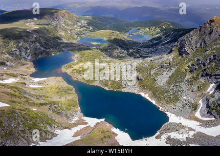 Tolle Aussicht auf vier von sieben berühmten Rila Seen, die Twin, die Kleeblatt, die Fische und die See und der sonnenbeschienenen Landschaft aus Sicht gesehen Stockfoto