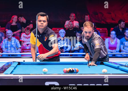 Leicester, Großbritannien. 30. Juni, 2019. Das Team der Philippinen - Carlo Biado und Jeff De Luna (links) und Österreich - Albin Ouschan und Mario Er (rechts) bei Betvictor World Cup of Pool Finale zwischen Philippinen vs Österreich in Morningside Arena am Sonntag, Juni 30, 2019 in Leicester, England. Credit: Taka G Wu/Alamy leben Nachrichten Stockfoto